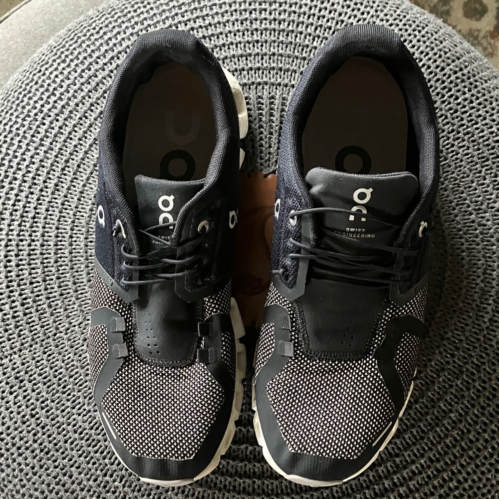 🔥🔥ON CLOUD 5 Women's Black and White Athletic Shoes size 9.5🔥🔥🔥 - Picture 2 of 9